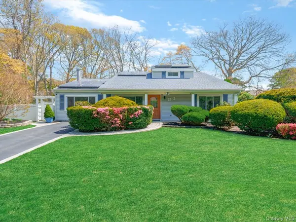 21 Halston LN, Coram, NY 11727