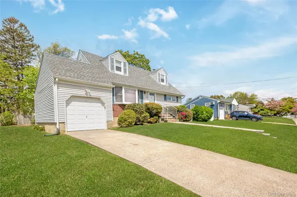 142 Elkton LN, North Babylon, NY 11703