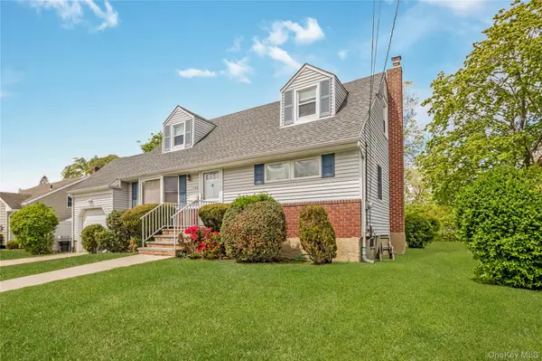 142 Elkton LN, North Babylon, NY 11703