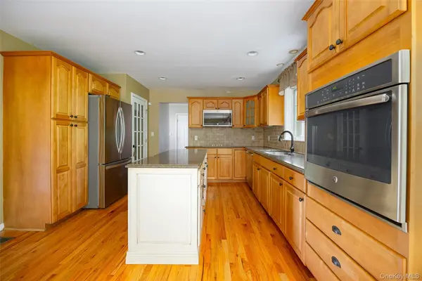 76 Rockledge DR, Pleasant Valley, NY 12569
