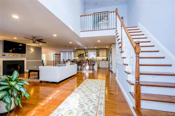 752 Kensington CT, Westbury, NY 11590