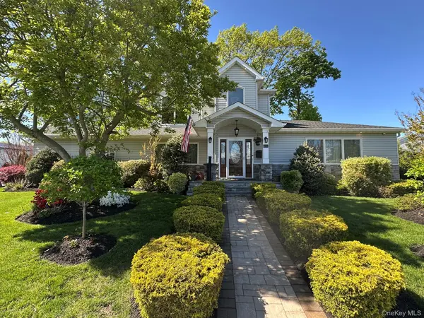 752 Kensington CT, Westbury, NY 11590