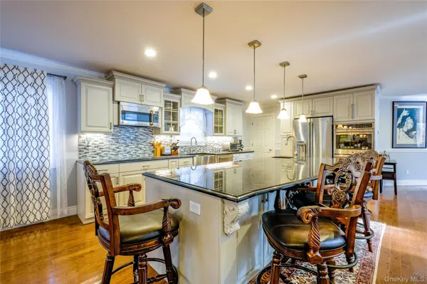 752 Kensington CT, Westbury, NY 11590