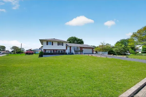 8 Whitebirch LN, Commack, NY 11725