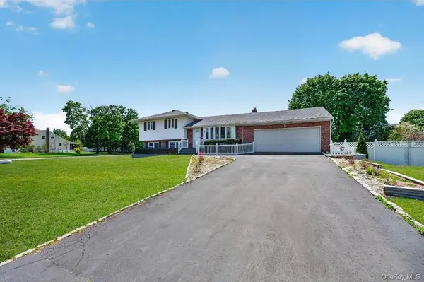8 Whitebirch LN, Commack, NY 11725
