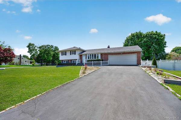 8 Whitebirch LN, Commack, NY 11725