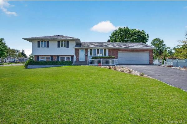 8 Whitebirch LN, Commack, NY 11725