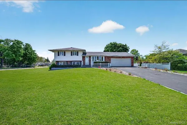 8 Whitebirch LN, Commack, NY 11725