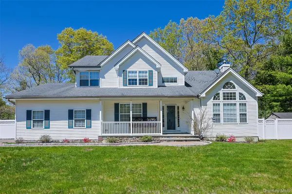 3 Sander CT, Middle Island, NY 11953