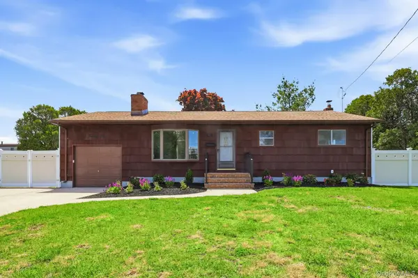 21 Robbins ST, Lindenhurst, NY 11757
