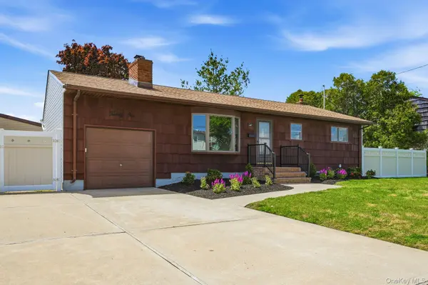 21 Robbins ST, Lindenhurst, NY 11757