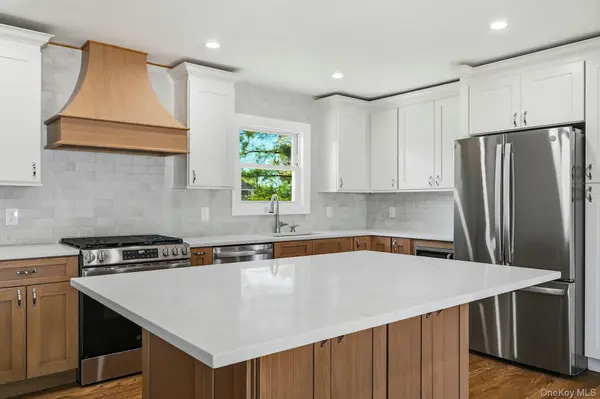 21 Robbins ST, Lindenhurst, NY 11757