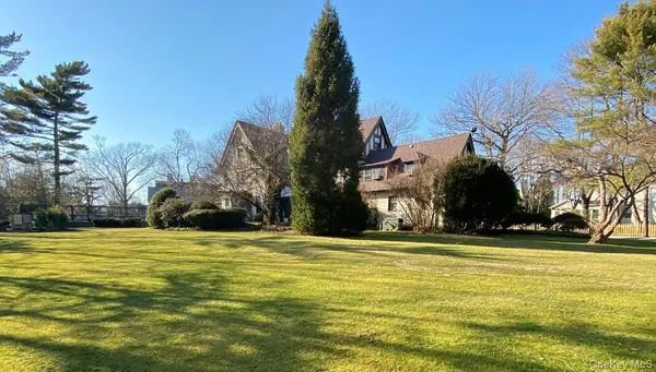940 Smith LN, Hewlett Neck, NY 11598
