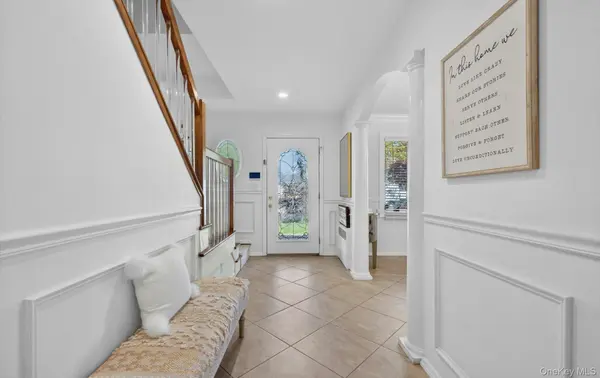 10 Wentworth DR, Dix Hills, NY 11746