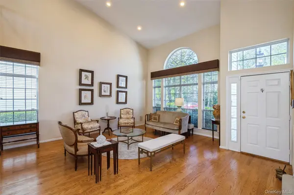 96 Fairway View DR, Commack, NY 11725