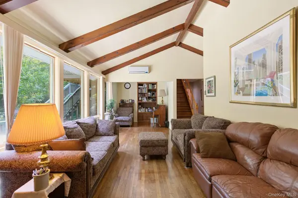 4 Meadowood CT, Huntington, NY 11743