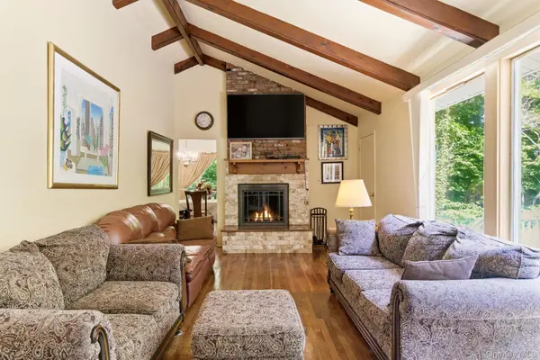 4 Meadowood CT, Huntington, NY 11743