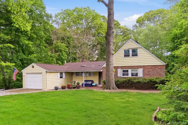 4 Meadowood CT, Huntington, NY 11743