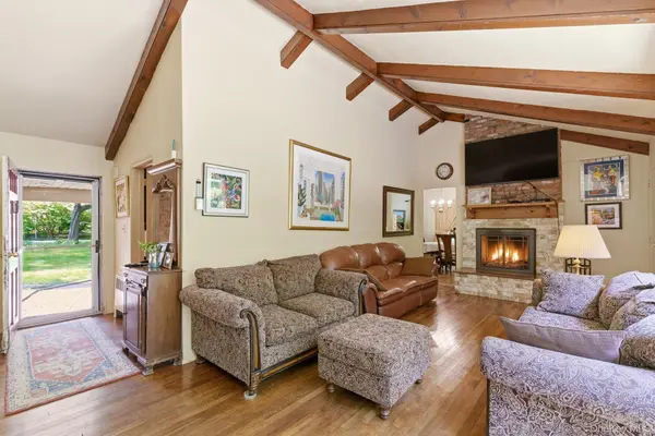 4 Meadowood CT, Huntington, NY 11743