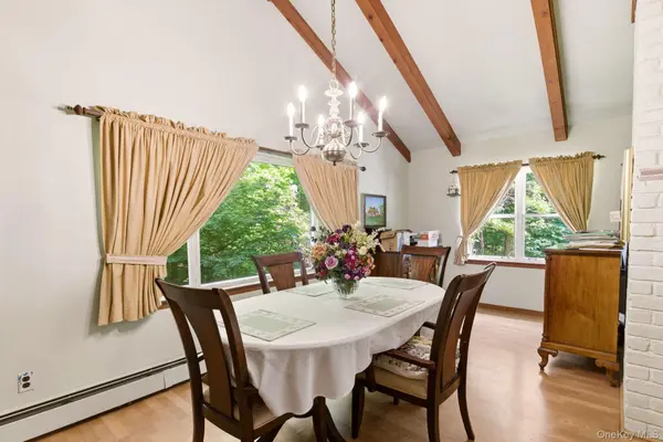 4 Meadowood CT, Huntington, NY 11743