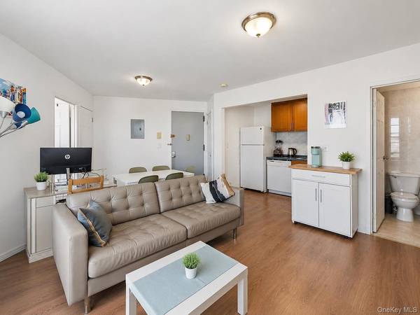 81-15 Queens boulevard 7C, Elmhurst, NY 11373