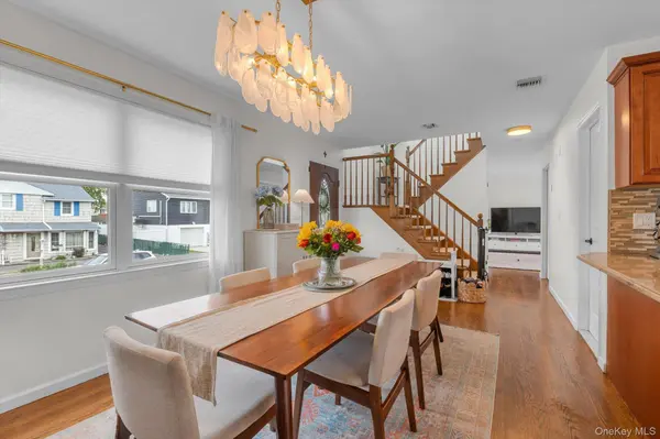 27 Radcliffe RD, Island Park, NY 11558