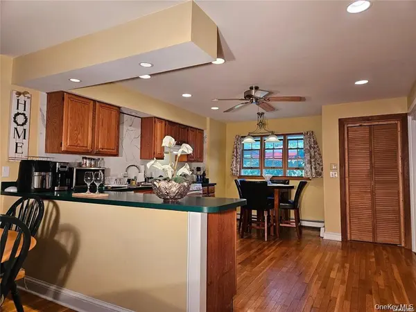 10 Phyllis RD, Mastic Beach, NY 11951