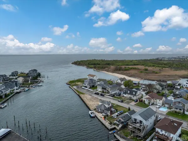 981 S 4th ST, Lindenhurst, NY 11757