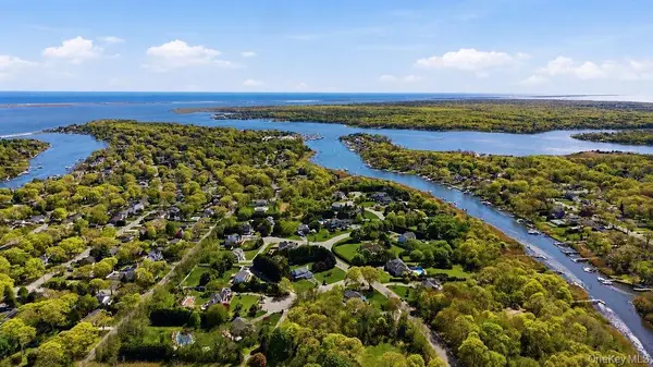 21 Hampton DR, Center Moriches, NY 11934