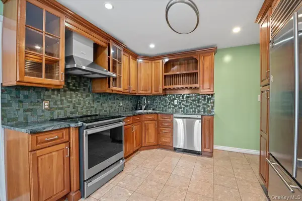 916 Lawrence CT, North Woodmere, NY 11581