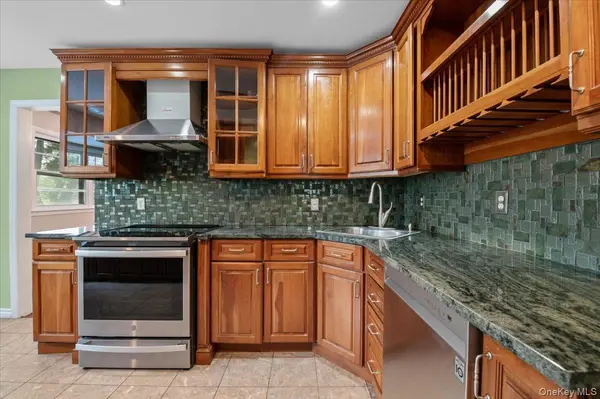 916 Lawrence CT, North Woodmere, NY 11581