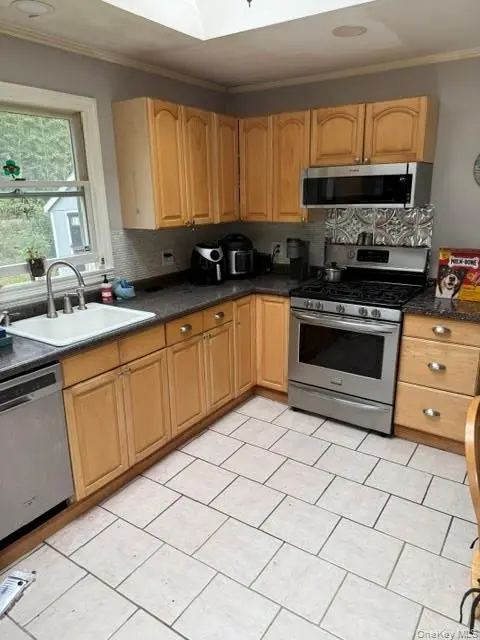 10 Whittier DR, Mastic Beach, NY 11951