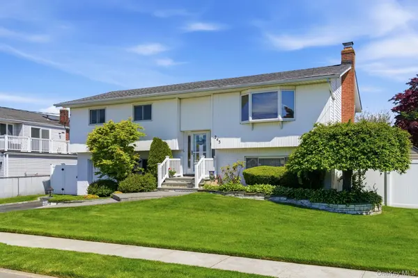 243 N Delaware AVE, North Massapequa, NY 11758