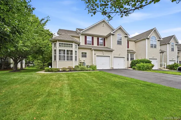 36 Cranberry CIR, Medford, NY 11763