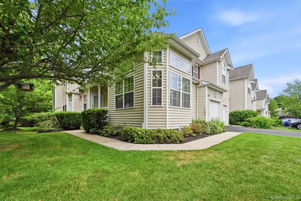 36 Cranberry CIR, Medford, NY 11763