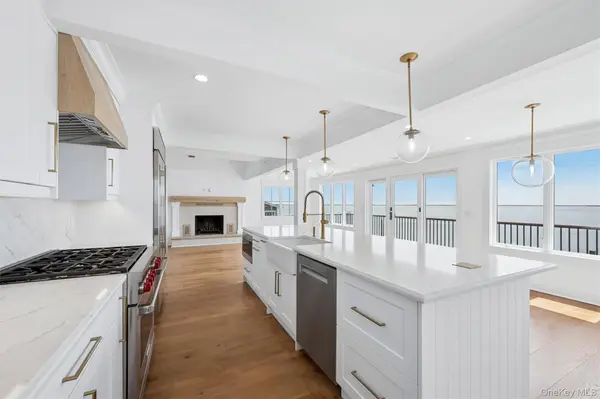 22 Laura Lee DR, Center Moriches, NY 11934