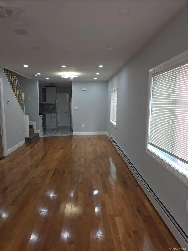 11807 202nd ST, Saint Albans, NY 11412