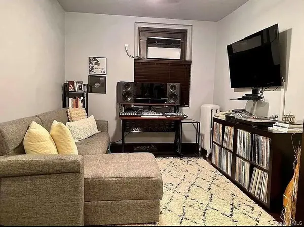 21-06 35th ST #1B, Astoria, NY 11105