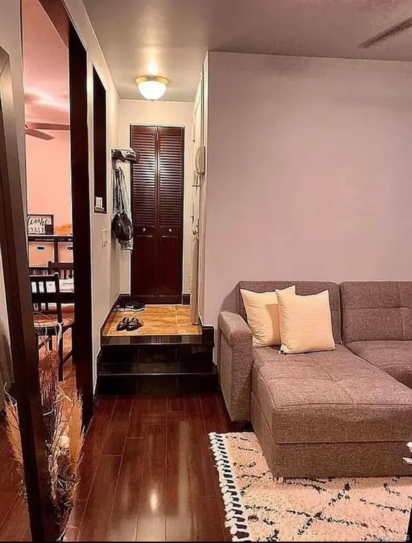 21-06 35th ST #1B, Astoria, NY 11105