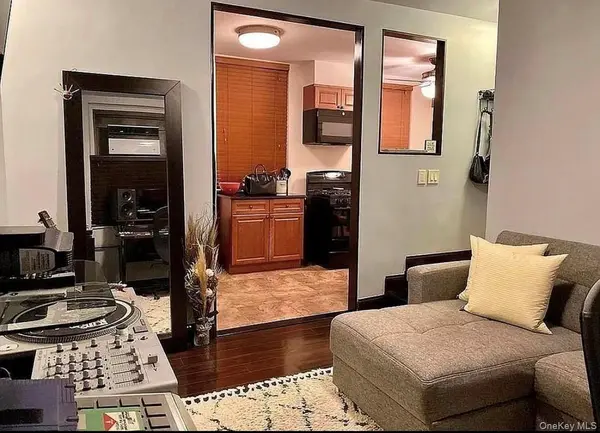 21-06 35th ST #1B, Astoria, NY 11105