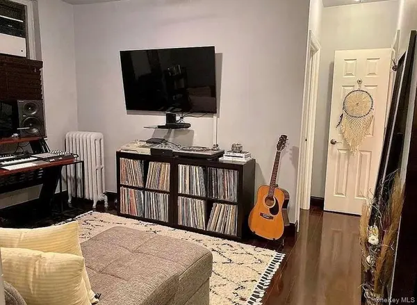 21-06 35th ST #1B, Astoria, NY 11105