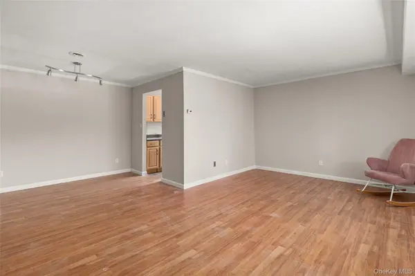 5 Pinebrook PL #5, Bay Shore, NY 11706