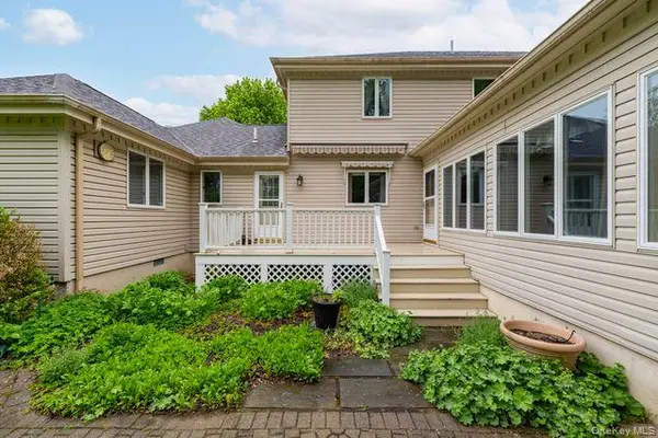 7 Fair Oaks DR, Poughkeepsie, NY 12603