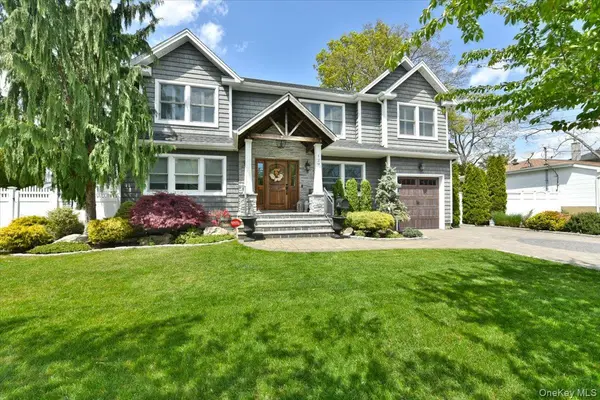 129 Commonwealth AVE, Massapequa, NY 11758