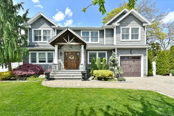 129 Commonwealth AVE, Massapequa, NY 11758