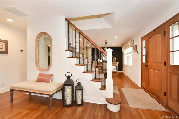 129 Commonwealth AVE, Massapequa, NY 11758