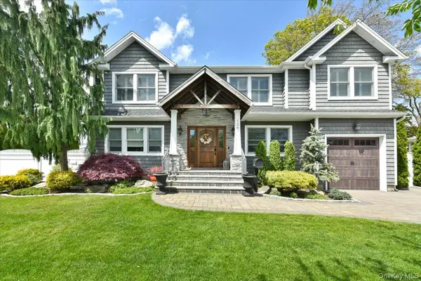 129 Commonwealth AVE, Massapequa, NY 11758