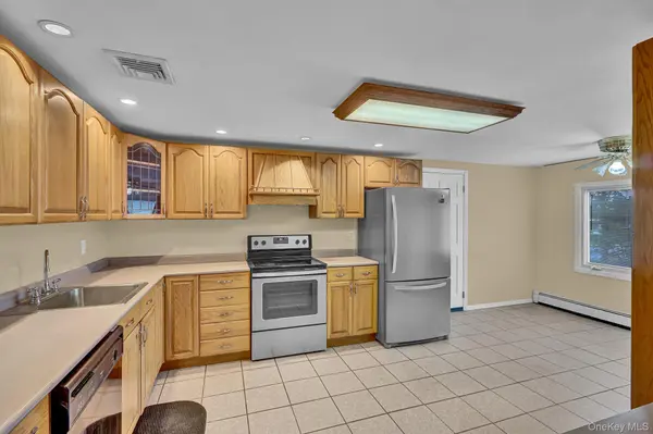 54 College Hills DR, Farmingville, NY 11738