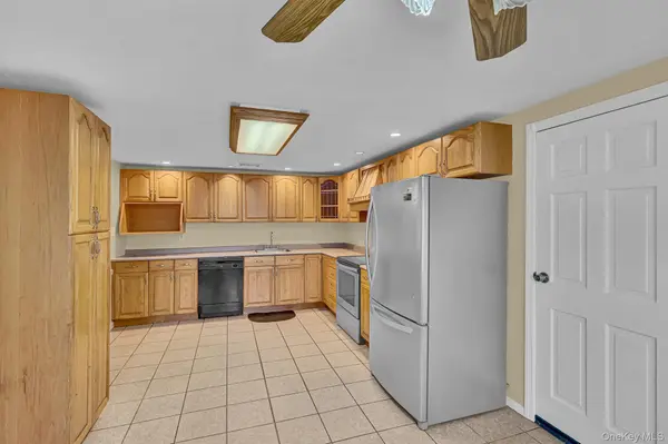 54 College Hills DR, Farmingville, NY 11738