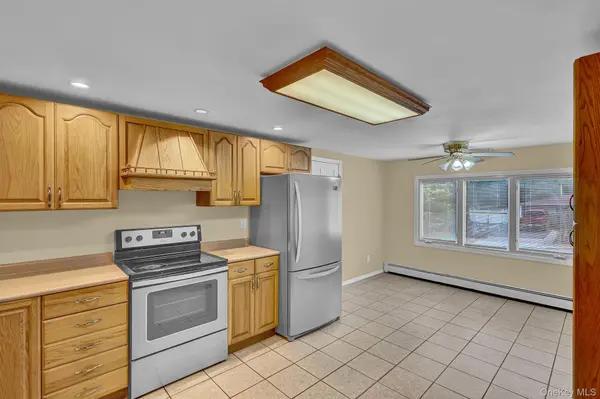 54 College Hills DR, Farmingville, NY 11738